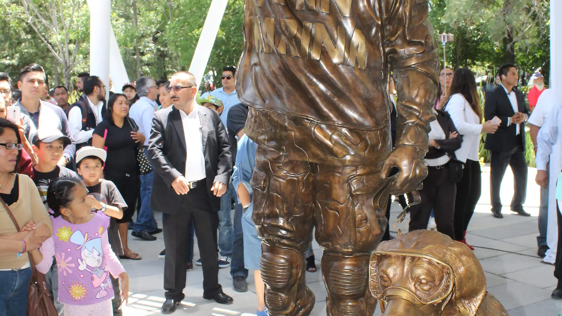 La finalidad de esta obra, en cuya develación incluso estuvo presente el lomito, fue para fue reconocer a los más de 165 voluntarios que trabajaron en Puebla